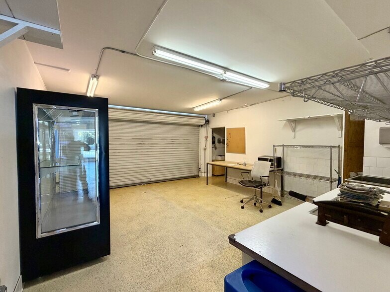 More Photos Of 816 Lincoln Blvd, Venice Storefront For Lease