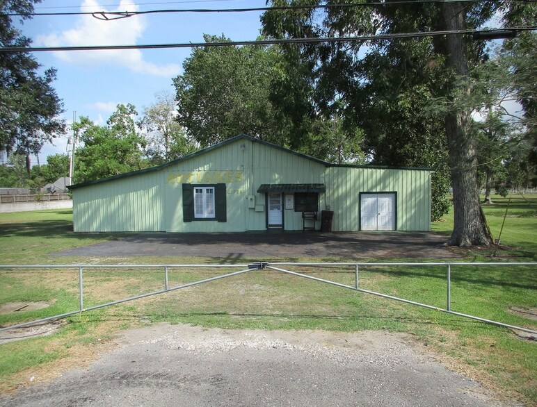 Primary Photo Of 15277 Highway 90, Paradis General Retail For Sale