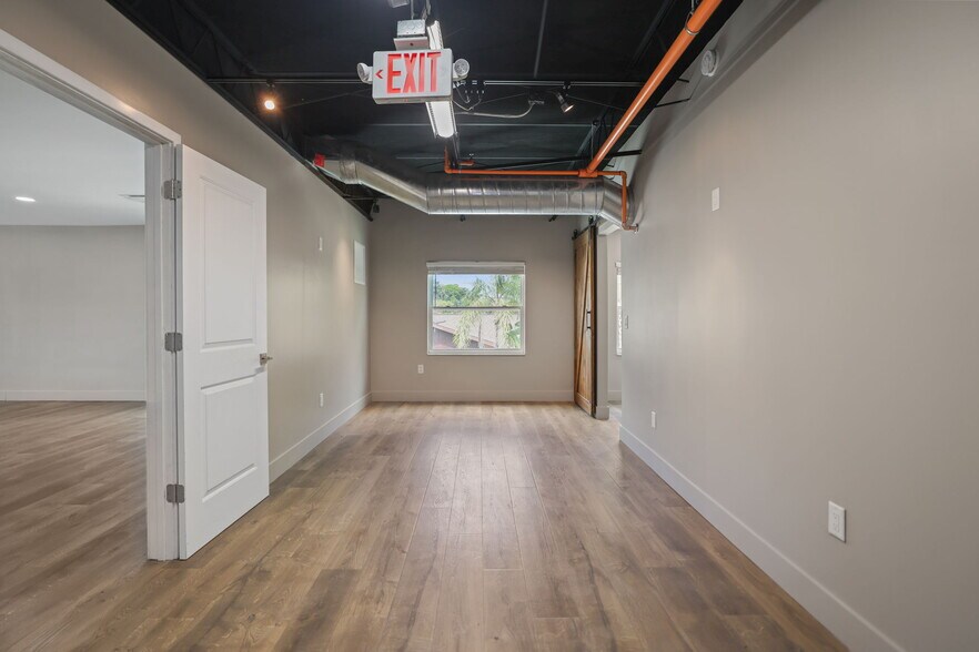More Photos Of 10830 Navajo Dr, Saint Petersburg Showroom For Sale
