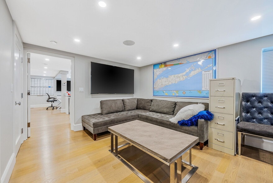 More Photos Of 88 Windsor Ave, Mineola Warehouse For Sale