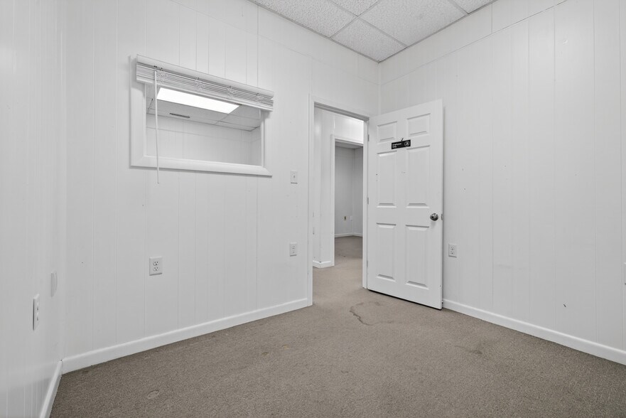 More Photos Of 300 Taugwonk Rd, Stonington Warehouse For Lease