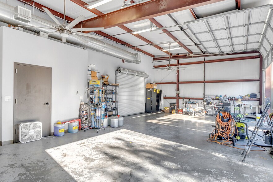 More Photos Of 11930 Bammel North Houston Rd, Houston Warehouse For Lease