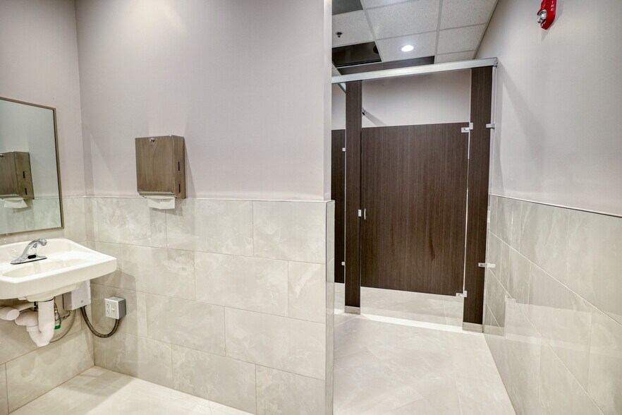 More Photos Of 13564 Village Park Dr, Orlando Office For Sale