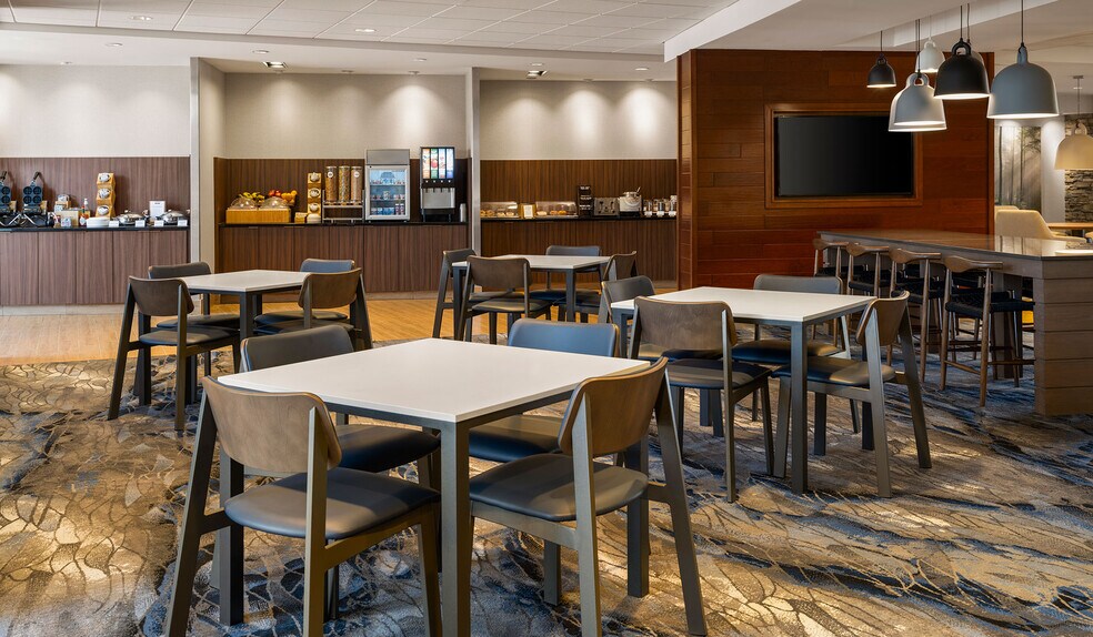 More Photos Of 10495 Crosspoint Blvd, Indianapolis Hotel For Sale