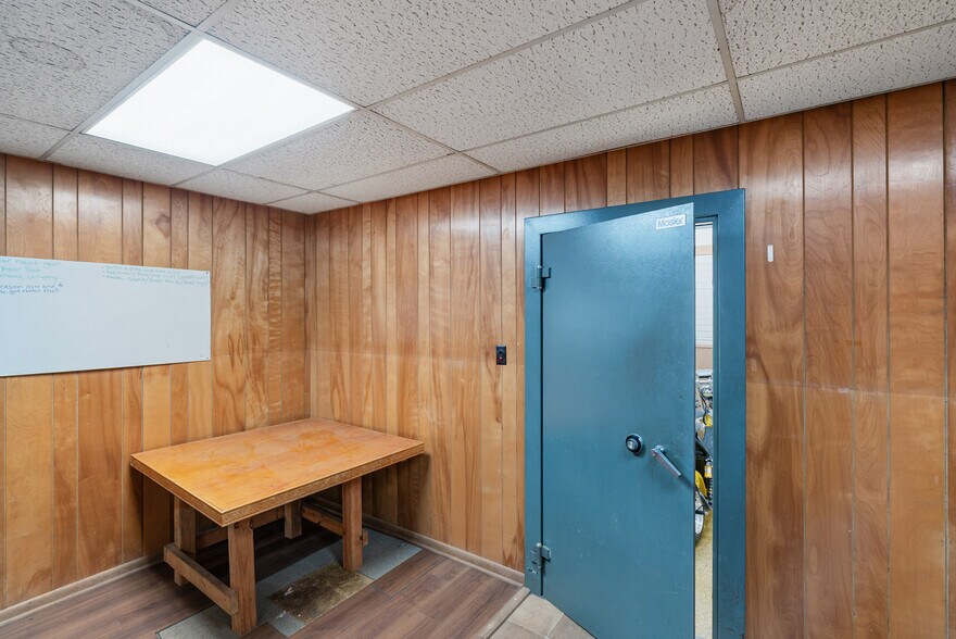 More Photos Of 4000 Memorial Blvd, Springfield Freestanding For Sale