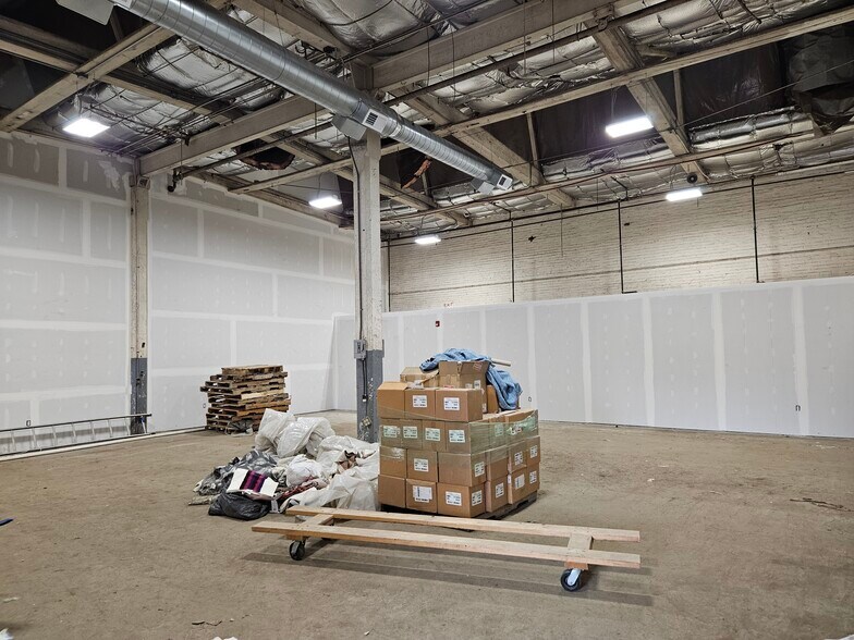 More Photos Of 725 Main St, Middletown Storefront For Lease