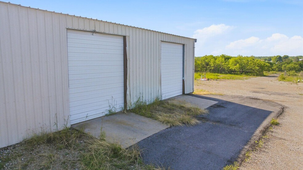 More Photos Of 3429 W Walker St, Breckenridge Warehouse For Sale