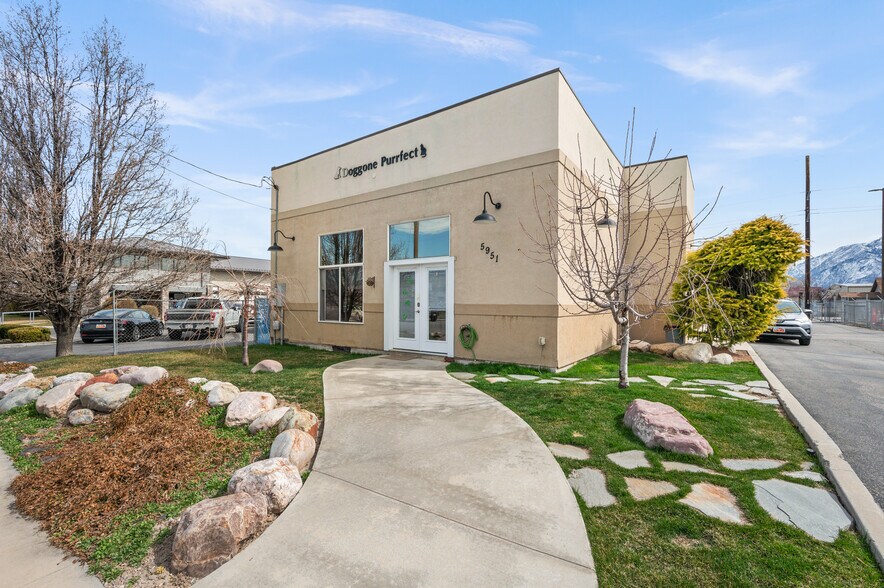 More Photos Of 5951 S Stratler St, Salt Lake City Veterinarian Kennel For Sale
