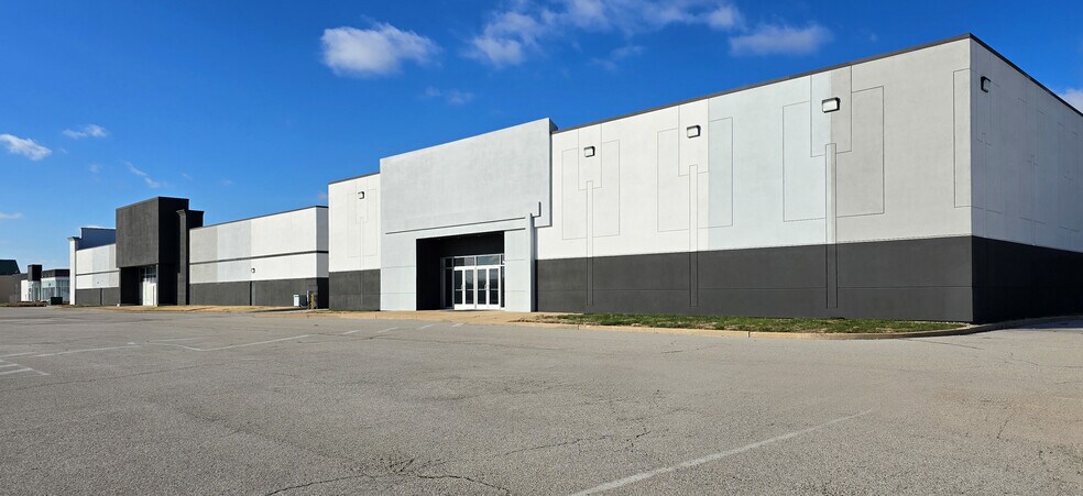 More Photos Of 5555 Saint Louis Mills Blvd, Hazelwood Warehouse For Lease