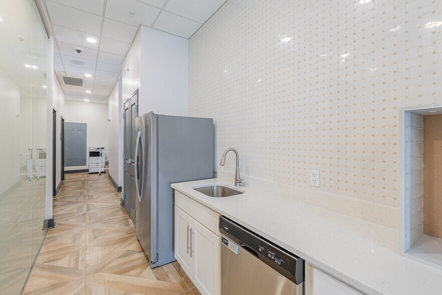 More Photos Of 2200 Carl D Silver Pkwy, Fredericksburg Hotel For Lease