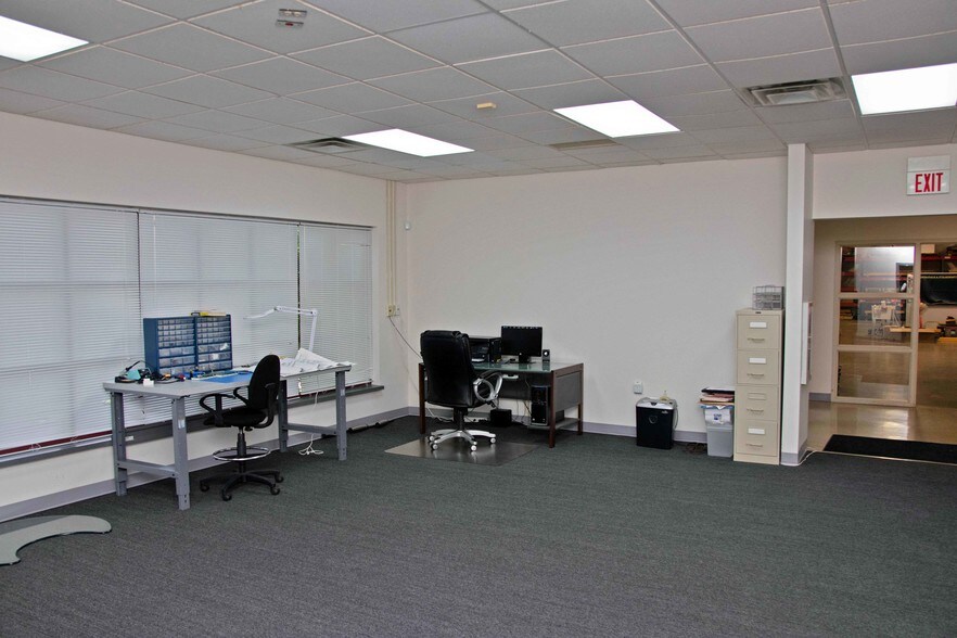 More Photos Of 3051 Delta Marine Dr, Reynoldsburg Light Manufacturing For Sale