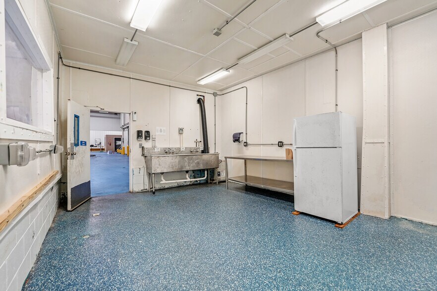 More Photos Of 86 Macarthur Dr, New Bedford Warehouse For Sale