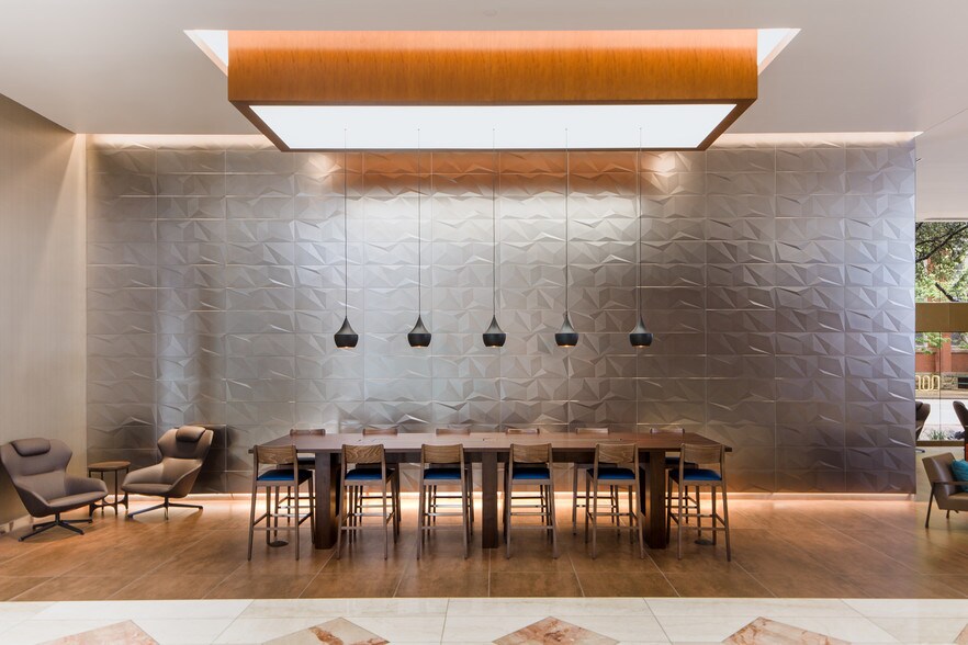 More Photos Of 500 N Akard St, Dallas Office For Lease