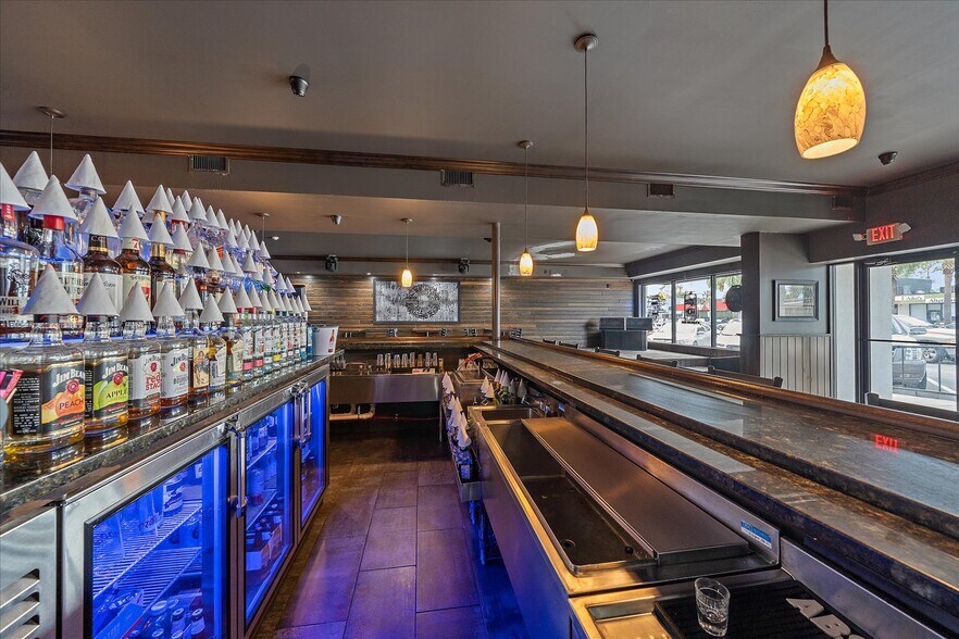 More Photos Of 6523 Gateway Ave, Sarasota Bar For Lease