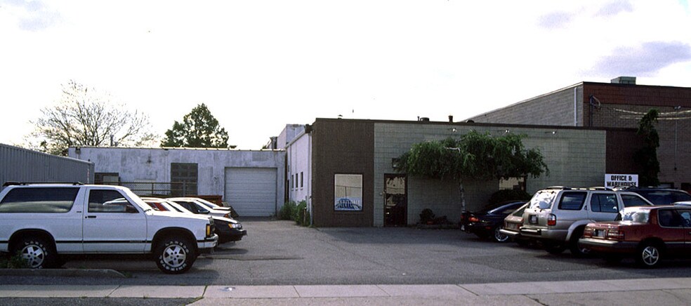 Primary Photo Of 38 Saint Johns Pl, Freeport Warehouse For Lease