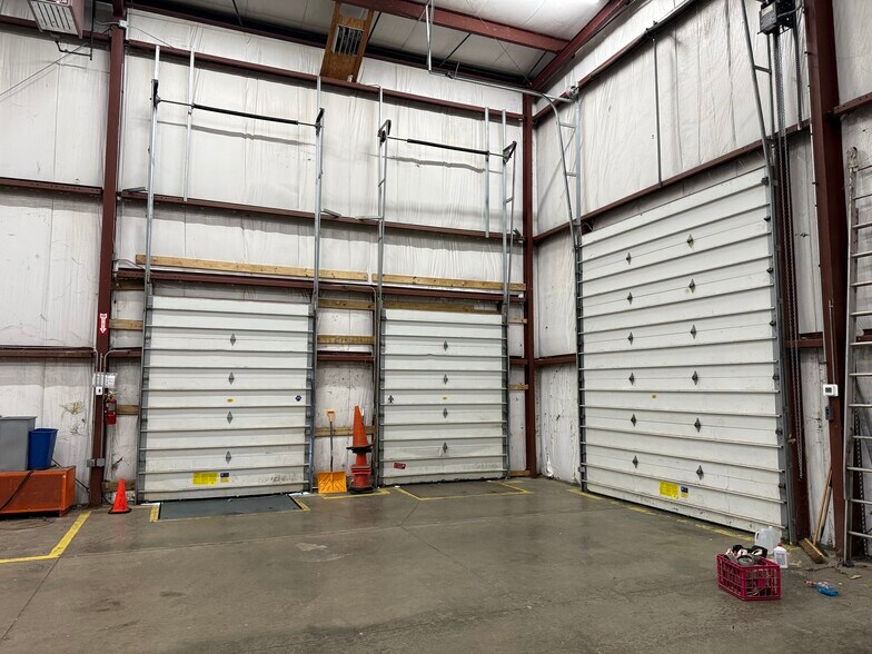 More Photos Of 5699 Maelou Dr, Hamburg Warehouse For Lease