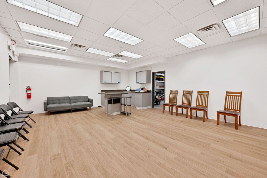 More Photos Of 837 Mannheim Rd, Bellwood Showroom For Lease