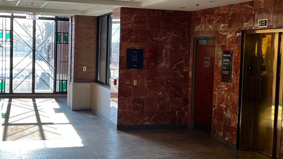 More Photos Of 9850 Nicholas St, Omaha Office For Lease