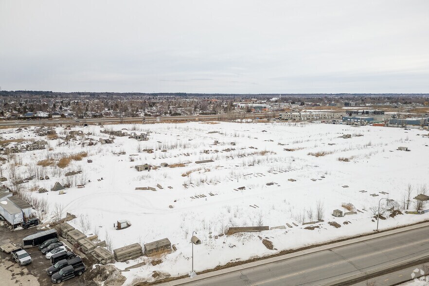 More Photos Of 1331 Av De La Gare, Mascouche Distribution For Sale