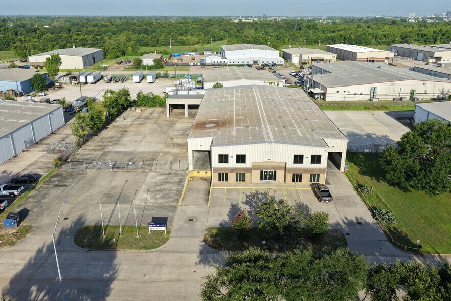 More Photos Of 14025 Interdrive E, Houston Warehouse For Lease