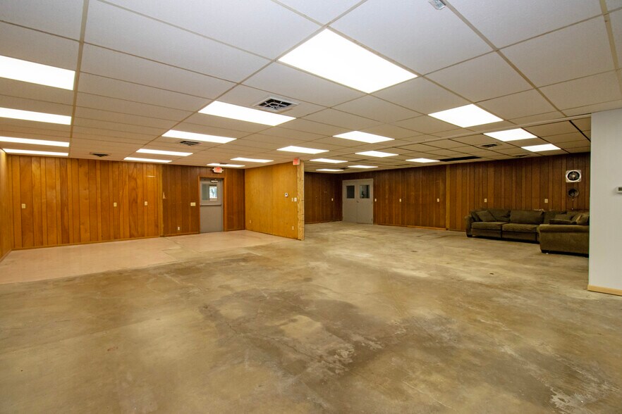 More Photos Of 390 E Wood St, Shreve Light Manufacturing For Lease