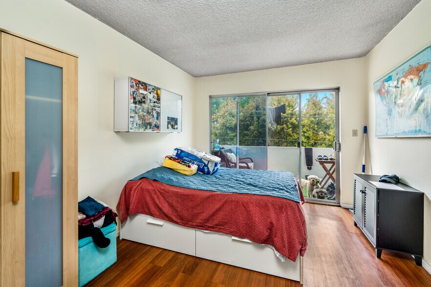 More Photos Of 10961 Rose Ave, Los Angeles Apartments For Sale