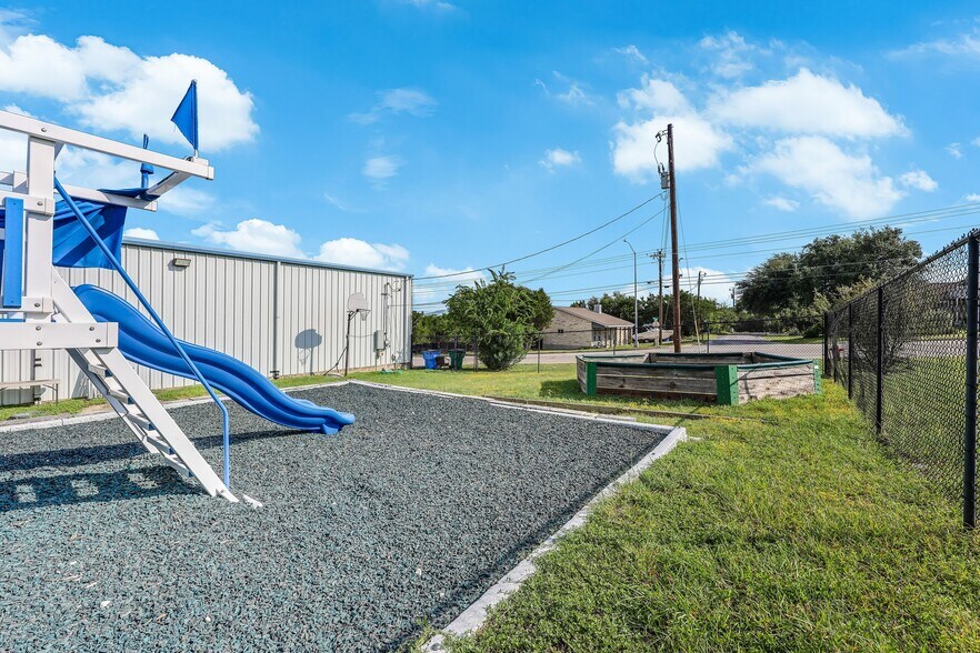 More Photos Of 20615 Dawn Dr, Lago Vista Freestanding For Sale