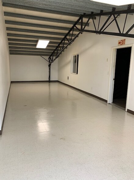 More Photos Of 37680 Ruben Ln, Sandy Industrial For Lease