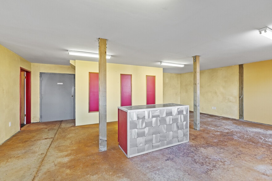 More Photos Of 100 N 7th St, Lakeside Showroom For Sale