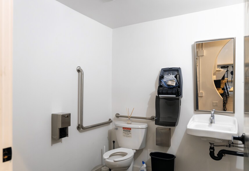 More Photos Of 417 Riverfront Av SE, Calgary Restaurant For Lease