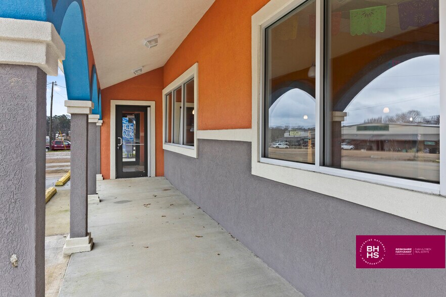 More Photos Of 958 E Main St, Liberty Restaurant For Sale