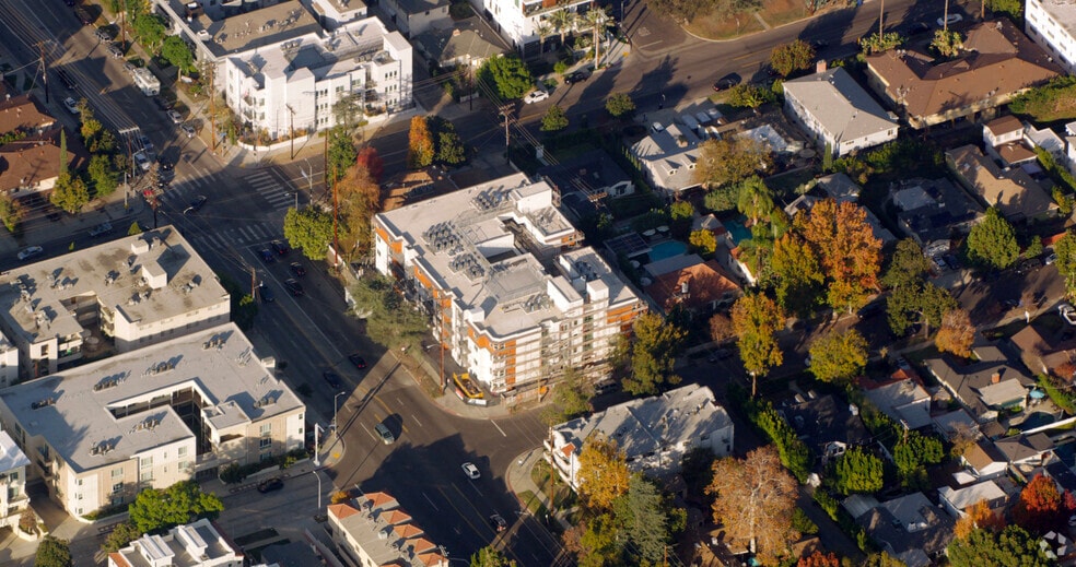More Photos Of 10555 Bloomfield St, Toluca Lake Apartments For Sale