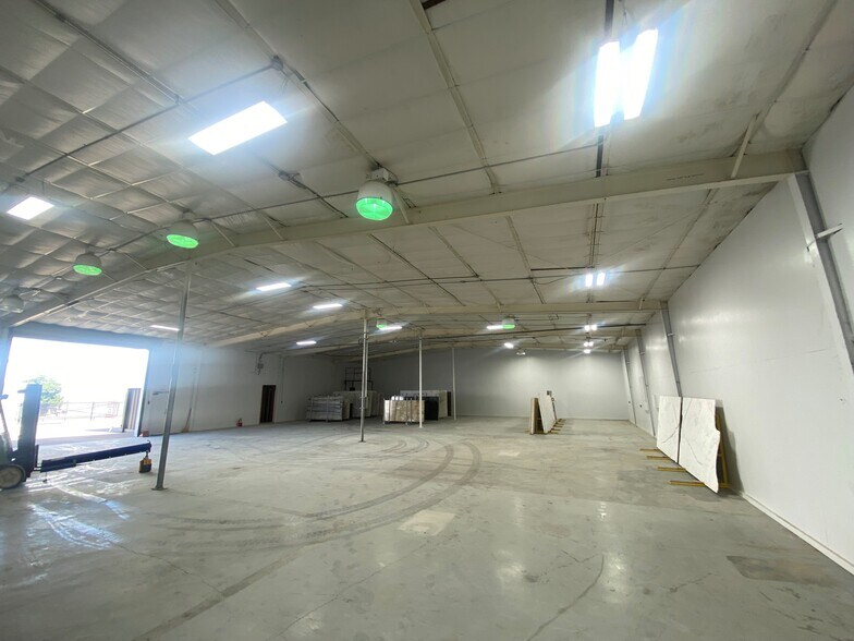 More Photos Of 2734 Burbank St, Dallas Warehouse For Lease