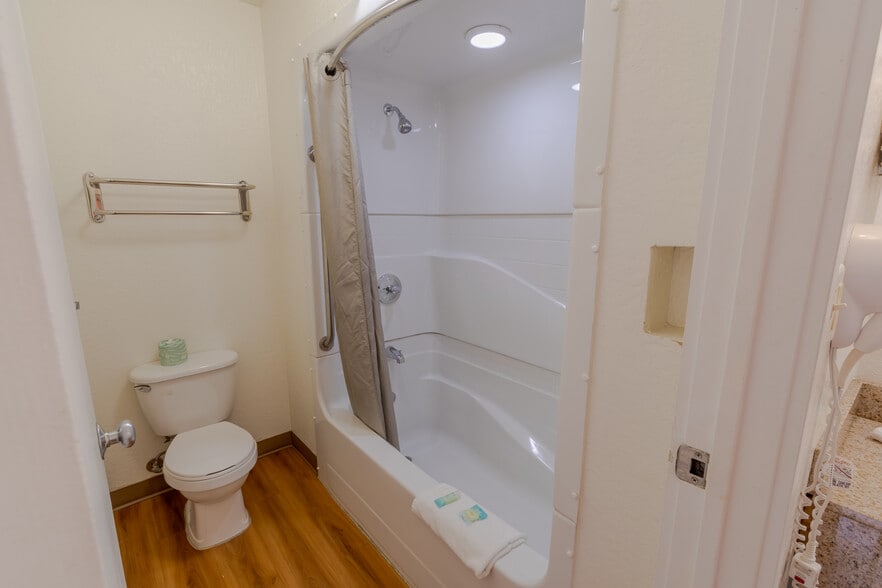 More Photos Of 1309 S Ohlman St, Mitchell Hotel For Sale