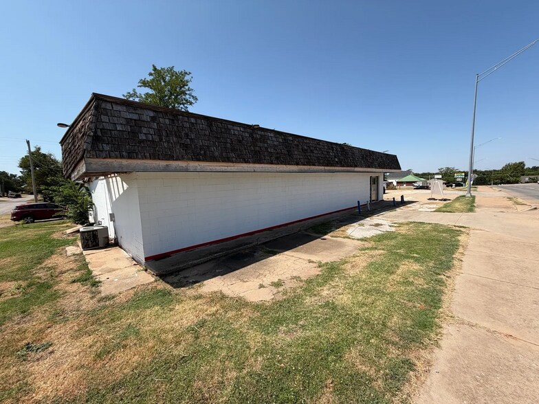 More Photos Of 204 W Veterans Memorial Hwy, Blanchard General Retail For Sale