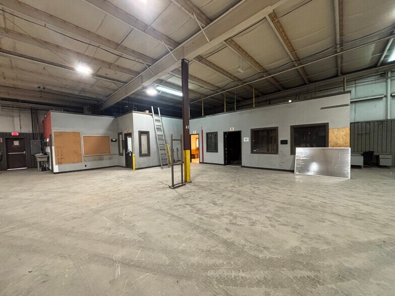 More Photos Of 800 Weston Ave, Kendallville Manufacturing For Lease