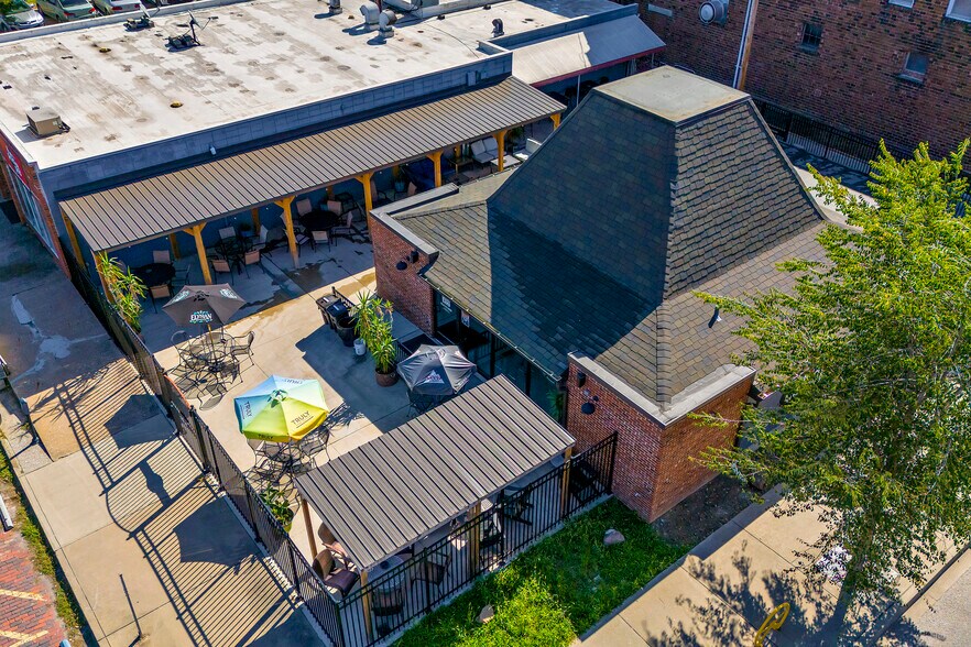 Primary Photo Of 101 W Monroe St, Carbondale General Retail For Sale