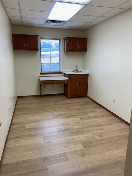 More Photos Of 910 S Bryant Ave, Edmond Medical For Sale
