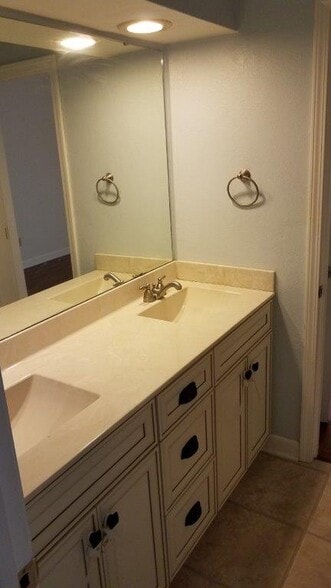 More Photos Of 100 Turnbridge Dr, Swansea Specialty For Sale