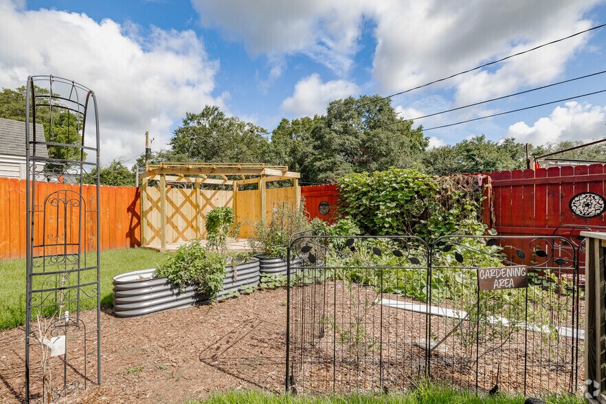 More Photos Of 24 Sycamore Ave, Charleston General Retail For Sale