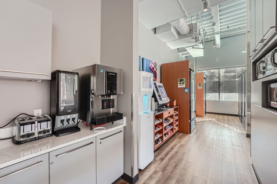 More Photos Of 7390 S Iola St, Englewood Office For Lease