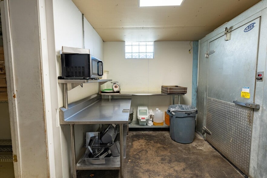 More Photos Of 507 W Wisconsin St, Sparta Flex For Sale