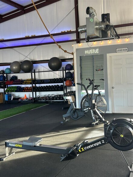 More Photos Of 132 N Grants Ln, White Settlement Flex For Sale