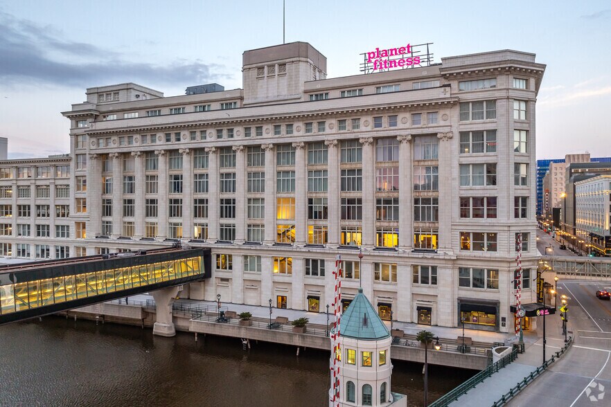 More Photos Of 600 N Plankinton Ave, Milwaukee Office For Lease