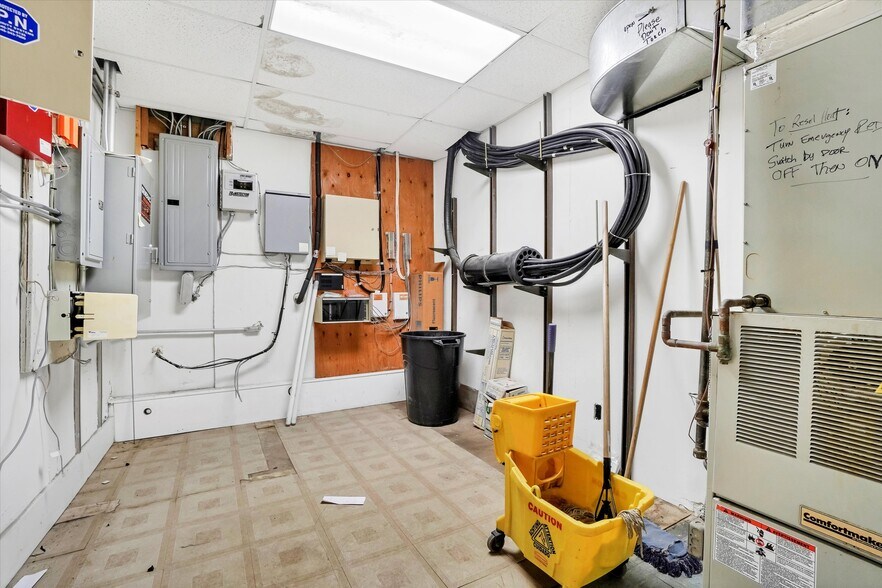 More Photos Of 24 John St, Middletown Office Residential For Sale