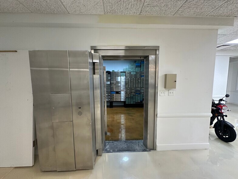 More Photos Of 4025 Radio Rd, Naples Office For Sale