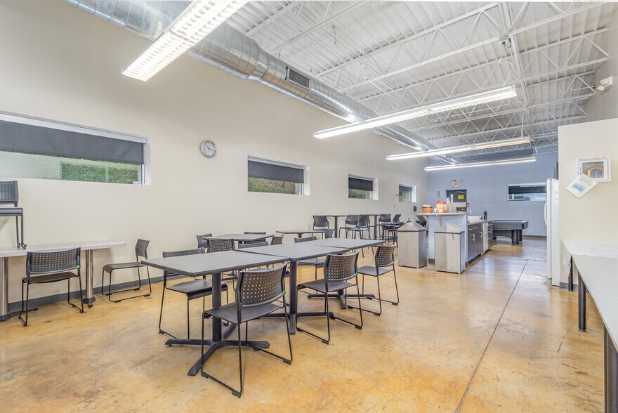 More Photos Of 5546 Fair Ln, Fairfax Office For Lease