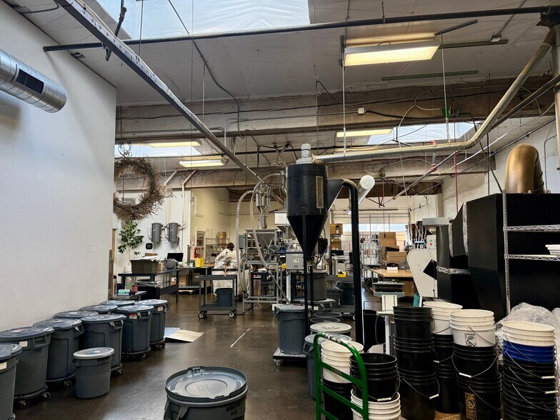 More Photos Of 923-935 SE Hawthorne Blvd, Portland Showroom For Lease