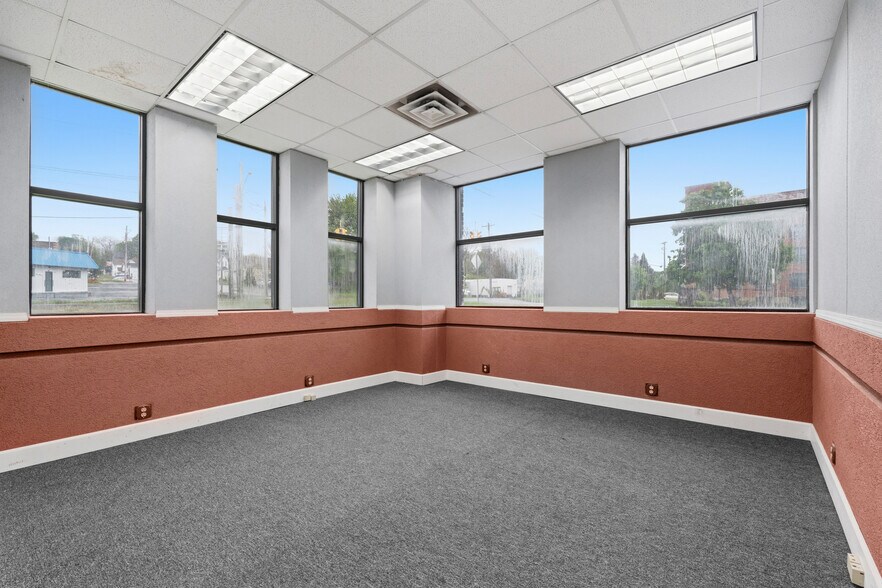 More Photos Of 701 Hiawatha Blvd E, Syracuse Warehouse For Lease