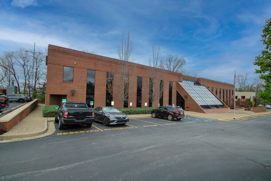 More Photos Of 9911 Shelbyville Rd, Louisville Office For Sale
